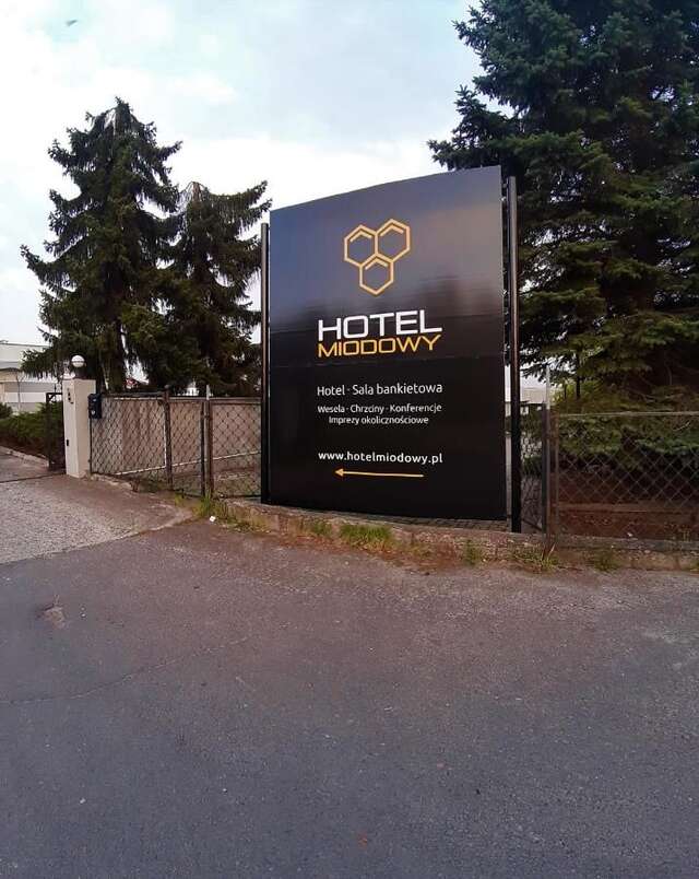 Отель Hotel Miodowy Дзержонюв-43